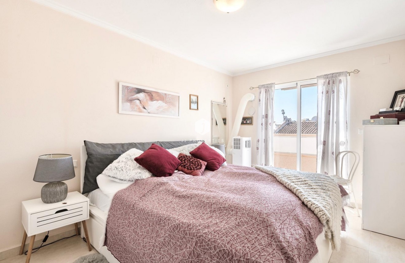 Resale - Chalet -
Torrevieja - Costa Blanca