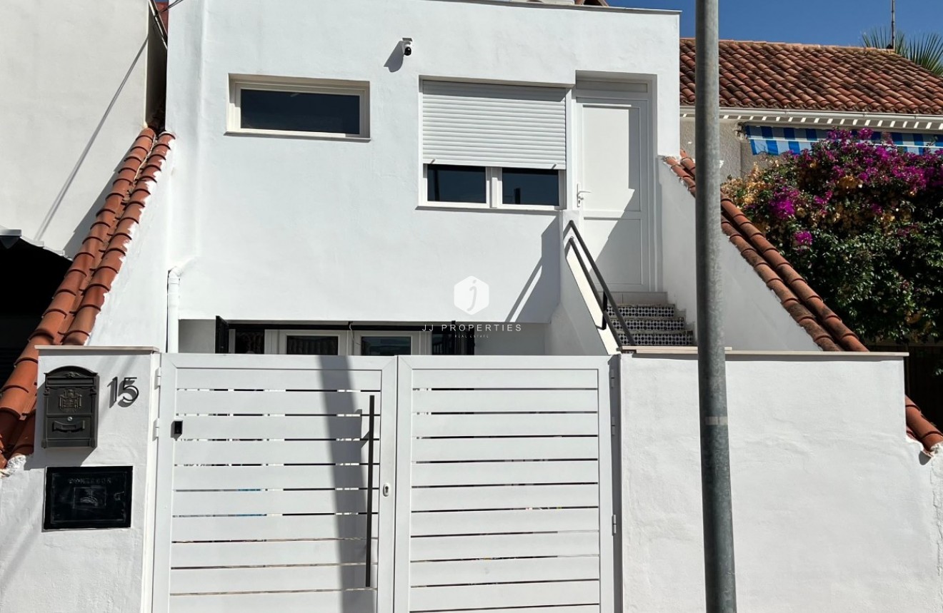 Resale - Chalet -
Torrevieja - Costa Blanca