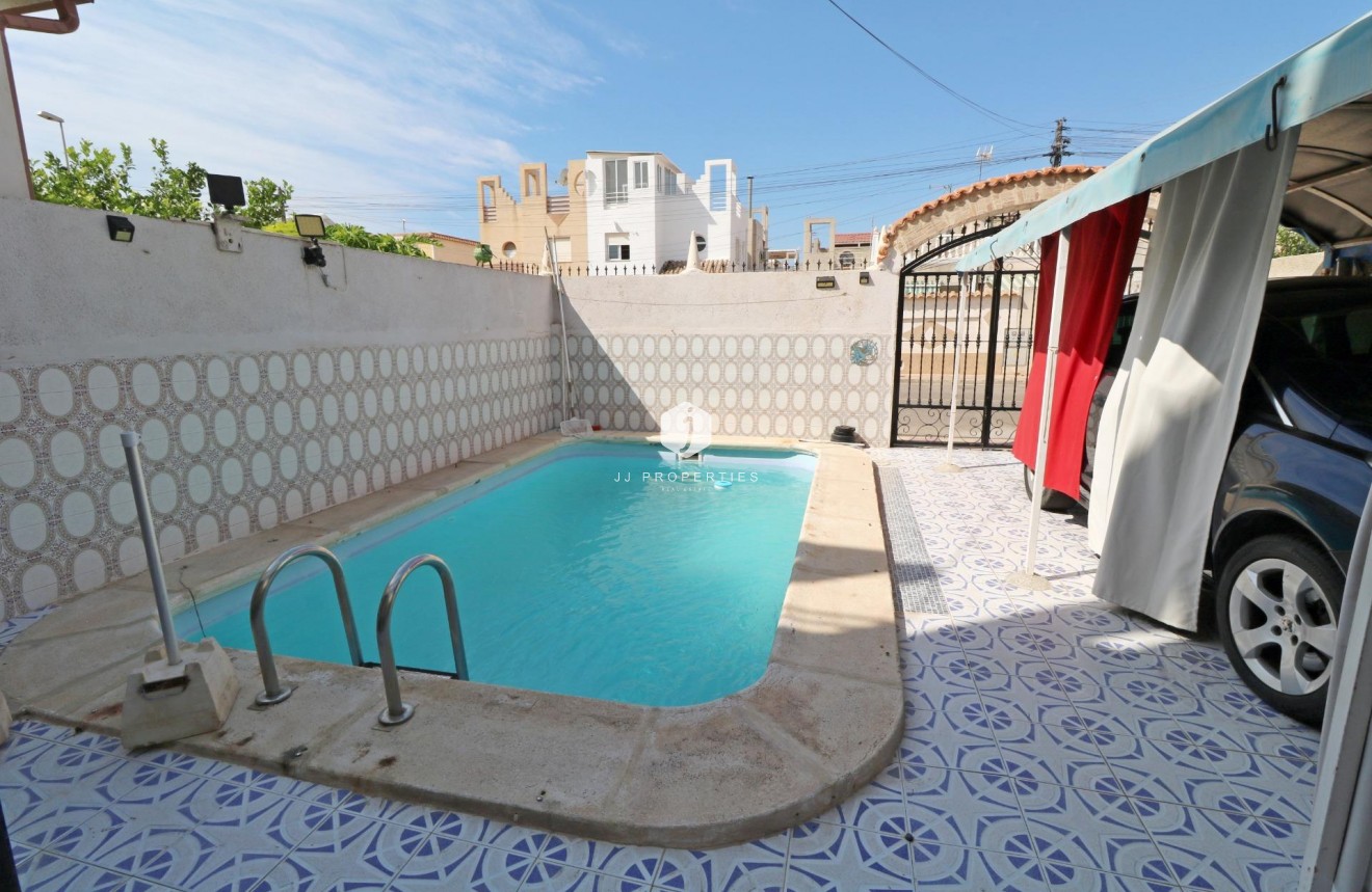 Resale - Chalet -
Torrevieja - Torretas