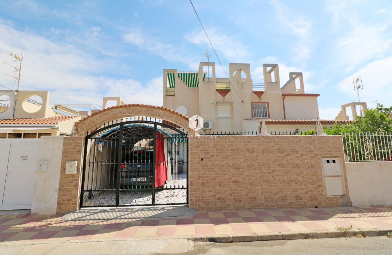 Resale - Chalet -
Torrevieja - Torretas