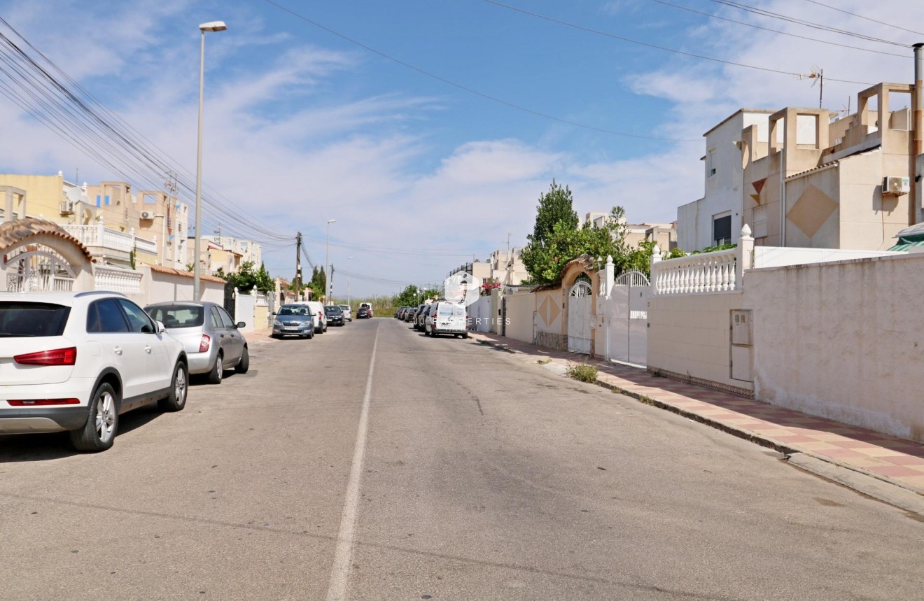 Resale - Chalet -
Torrevieja - Torretas