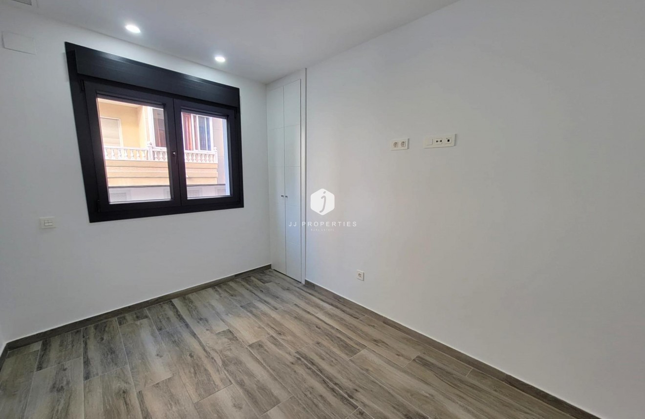 Z drugiej ręki - Mieszkanie w bloku -
Torrevieja - Playa del Cura