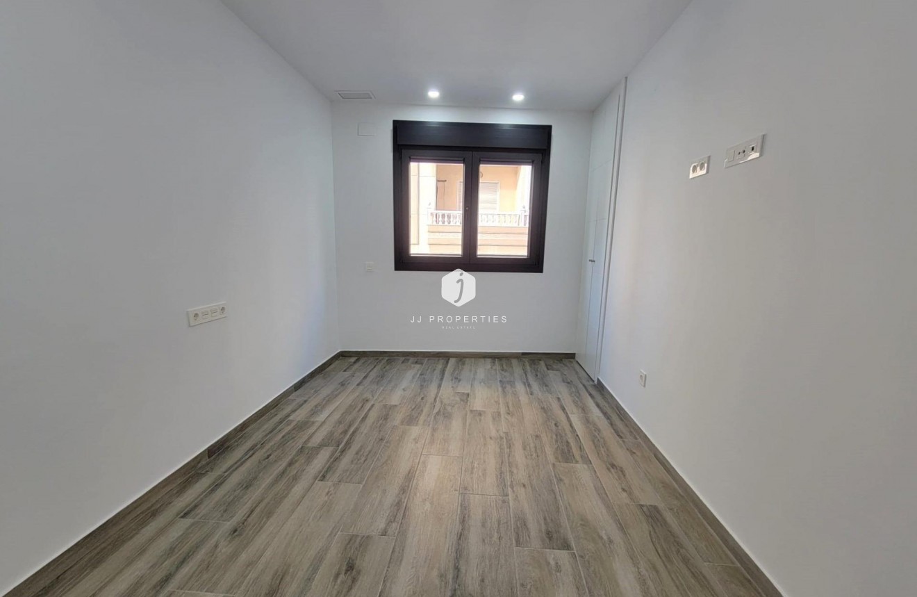 Z drugiej ręki - Mieszkanie w bloku -
Torrevieja - Playa del Cura