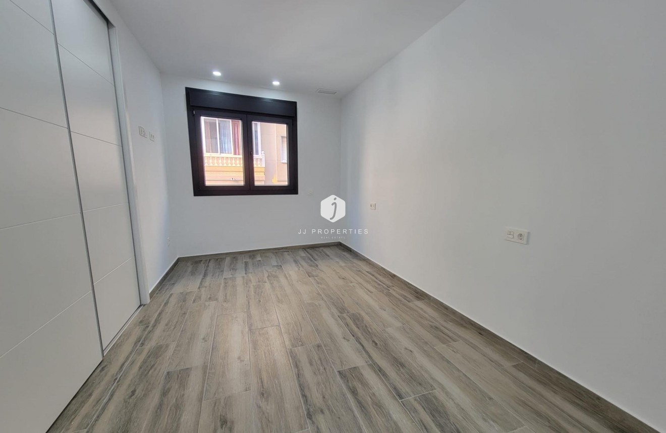 Z drugiej ręki - Mieszkanie w bloku -
Torrevieja - Playa del Cura
