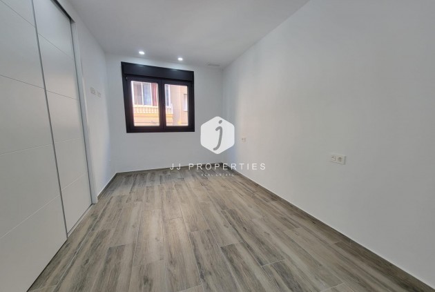 Z drugiej ręki - Mieszkanie w bloku -
Torrevieja - Playa del Cura